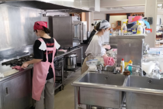 調理場を清掃する学生